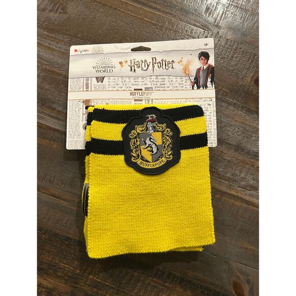 NWT Harry Potter Hufflepuff Embroidered Crest Yellow Black Stripe Hogwarts House - Picture 1 of 7